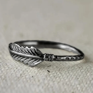 Macro-opname van een retro zilveren veerring met zirkonia en gehamerde textuur