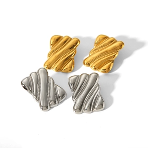 Boucles d'oreilles minimalistes en acier inoxydable plaqué or 18k à texture ondulée