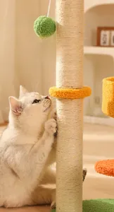 Detalle del rascador para gatos con cuerda de sisal natural y borde de felpa naranja