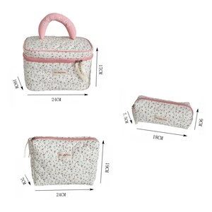 Ensemble détaillé de trois trousses à maquillage à fleurs avec dimensions sur fond blanc