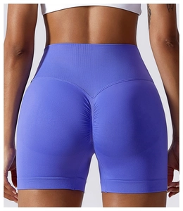 Nahaufnahme der lila nahtlosen Yoga-Shorts mit hoher Taille und Scrunch-Butt-Effekt