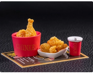 Mini seau de poulet frit avec gobelet de cola et snacks sur carte de menu décor