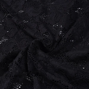 Primer plano de tela de encaje negro con intrincados motivos florales y textura suave
