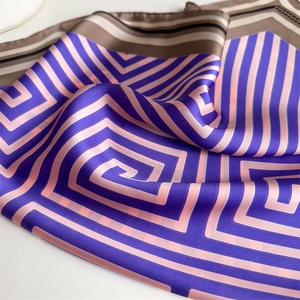 Vue détaillée du foulard en satin violet et rose avec un motif de labyrinthe