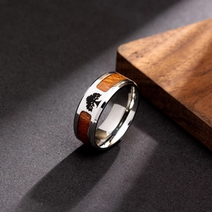 Titanium stalen herenring met houtinleg en boomsilhouetpatroon op grijze achtergrond