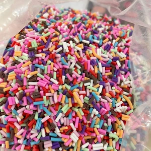 Gros plan de vermicelles colorés en pâte polymère pour le bricolage et la pâtisserie