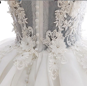 Abito da festa corto a principessa con applicazioni floreali in pizzo e bottoni