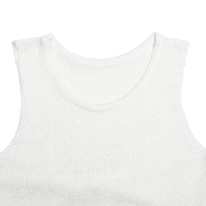 Dettaglio del top bianco smanicato in spugna lavorata a maglia con nodo intrecciato