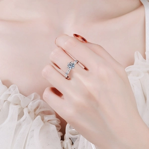 S925 sterling silver moissanite ring with twisted band and round cut diamond on finger