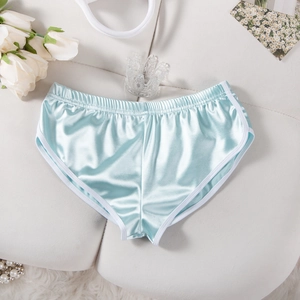 Dettaglio degli shorts sportivi in raso azzurro con bordo a contrasto bianco e decori in pizzo