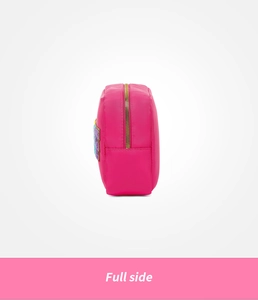 Détail de la trousse de maquillage rose en nylon avec fermeture éclair dorée et vue latérale