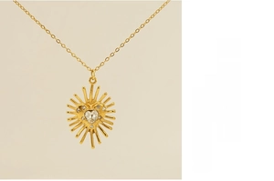 Détail du pendentif cœur tournesol orné d'un zircon central et cristaux brillants