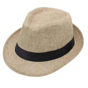 Klassischer hellbrauner Strohhut Fedora mit schwarzem Band und geschwungener Krempe auf Weiß