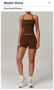 Détail du short de yoga taille haute marron chocolat et débardeur au fini mat