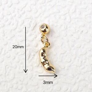 Macro shot of gold peanut heart pendant with dimensions 20mm height and 3mm width