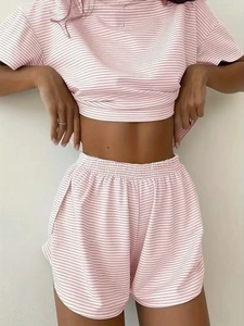 Zweiteiler für Damen mit rosa-weiß gestreiftem Crop-Top und Shorts mit hoher Taille
