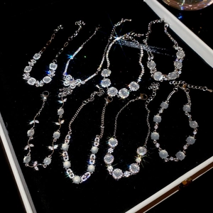 Détails de bracelets en argent avec zircon et opale dans un coffret à bijoux de luxe