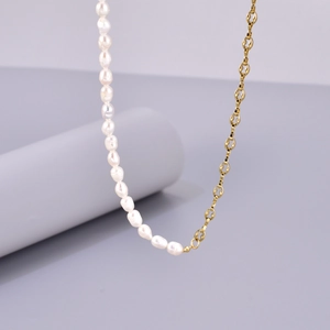 Asymmetric necklace with freshwater pearls and golden pig nose chain links