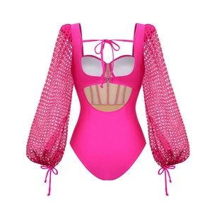 Détail d'un maillot de bain rose fuchsia avec manches lanterne au crochet et résille