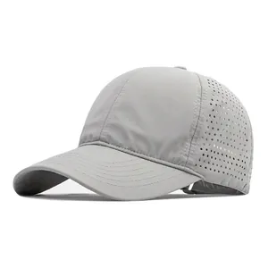Casquette de baseball grise à séchage rapide avec trous d'aération découpés au laser