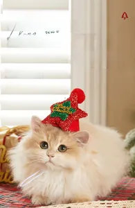 Gros plan d'un chapeau de Noël en forme d'étoile rouge avec paillettes pour chat et chien
