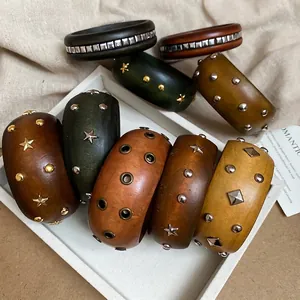 Bracelets rétro en bois avec clous métalliques et étoiles aux tons terreux variés