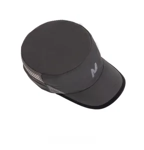 Detailansicht der dunkelgrauen Schnelltrocknungs-Militärkappe mit Mesh und Logo von oben