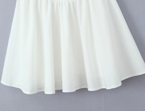 Gros plan détaillé du tissu blanc de la robe à manches bouffantes et des volants