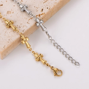 Bracelets rétro en acier inoxydable avec croix en or et argent sur un socle en pierre