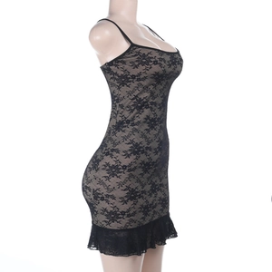 Dettaglio mini abito in pizzo nero con spalline sottili e bordo in pizzo a balze