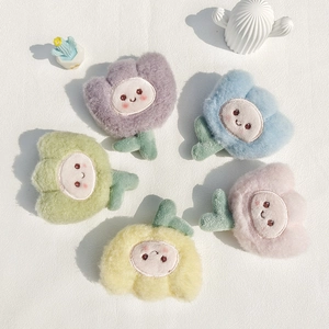 Barrettes fleurs en peluche avec sourires mignons en cinq tons pastels sur fond blanc
