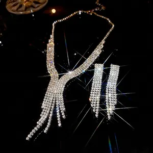 Set lusso collana e orecchini con nappe di strass a goccia per matrimoni e serate