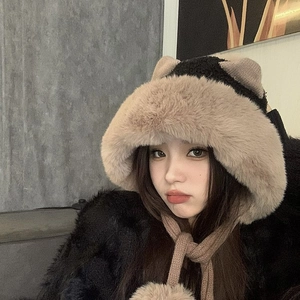 Elegante cappello da trapper in peluche da donna con pompon in ecopelliccia bicolore