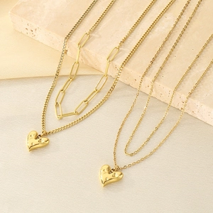 Collier double rang en acier inoxydable doré avec pendentifs cœurs sur support pierre