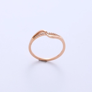 Bague élégante en acier inoxydable doré rose avec design ondulé et zircons brillants