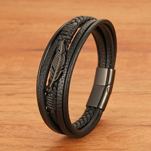 Mehrlagiges schwarzes Lederarmband für Herren mit Feder und Edelstahl-Magnetverschluss