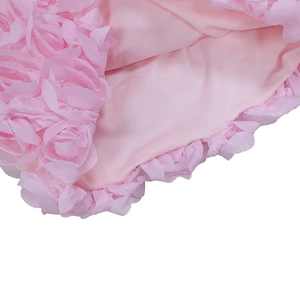 Detailansicht des rosa Satinfutters und der 3D-Netzrosenstickerei am Saum des Tops