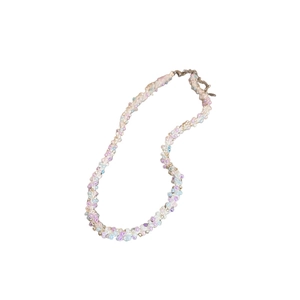 Collier artisanal en perles colorées avec accents de cœur et tons acidulés pour femmes