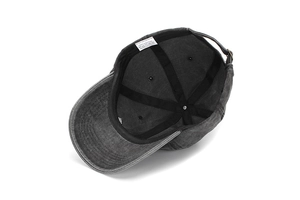 Vista interna di un cappellino in cotone grigio lavato con etichette e dettagli di cucitura