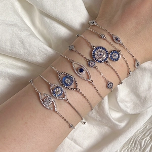 Set di bracciali Occhio del Male in argento S925 con zirconi blu indossati dalla modella