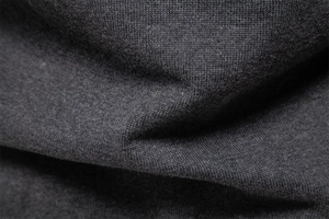 Vue macro de la texture en maille de coton gris foncé et du motif de tissage du vêtement