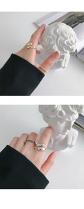 Dettaglio di anelli minimalisti in argento sterling S925 e fedi a perline da impilare