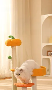 Detalle del rascador de calabaza con poste de sisal y cama suave para gatitos