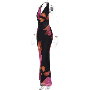 Detailansicht des Neckholder-Verschlusses und des rückenfreien Designs am Maxikleid