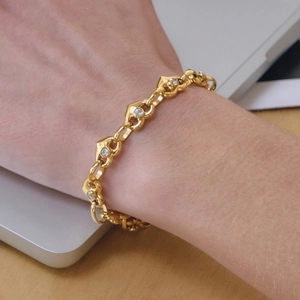 Bracciale a catena a forma di cuore dorato con zirconi rotondi per un look di lusso