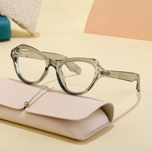 Montatura occhiali cat-eye grigio trasparente con custodia in pelle beige inclusa