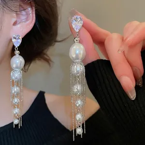 Boucles d'oreilles élégantes en zircon cœur et perles avec pompons argentés pour femme