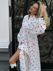 Robe longue blanche à imprimé cœurs avec manches bouffantes et col boutonné élégant