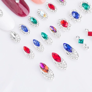 Assortimento di strass per unghie in lega con tagli ovali e marquise e bordi argentati