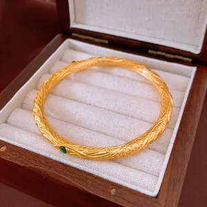 Bracelet chinois plaqué or 18 carats avec émeraude verte et gravures complexes